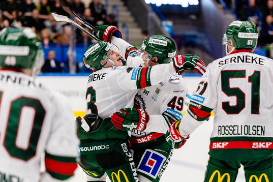 Frölunda Jacob Moverare och Rhett Rakshani  jublar