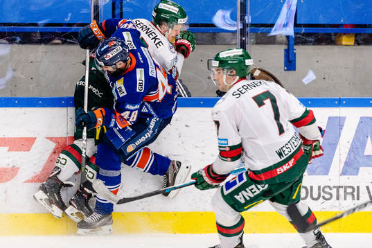 Växjös Daniel Rahimi tacklar Frölunda Max Friberg