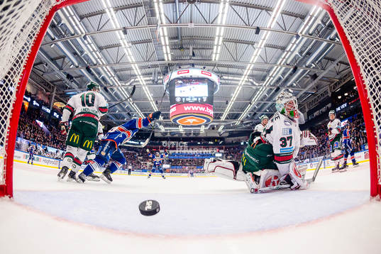 Frölunda målvakt Johan Gustafsson deppar