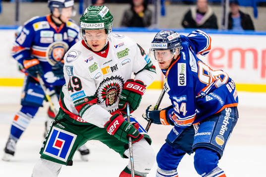Frölunda Rhett Rakshani jagas av Växjös Niclas Burström