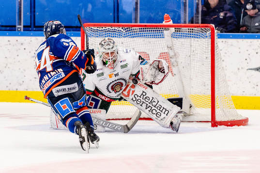 Frölunda målvakt Johan Gustafsson räddar ett skott från