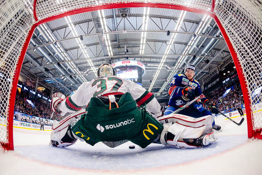 Växjös Brendan Shinnimin oroar framför Frölunda