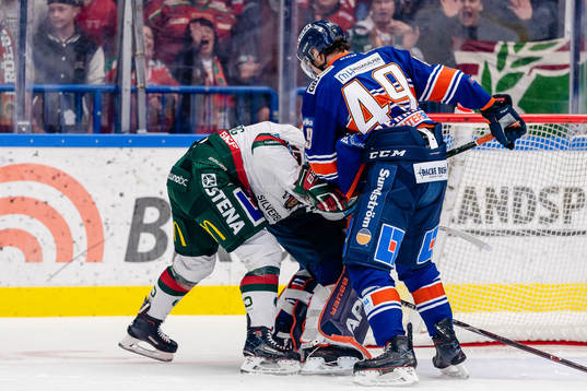 Frölunda Sebastian Stålberg i gruff med Växjös målvakt