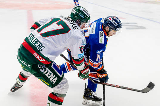 Frölunda Sebastian Stålberg slår av sin klubba mot