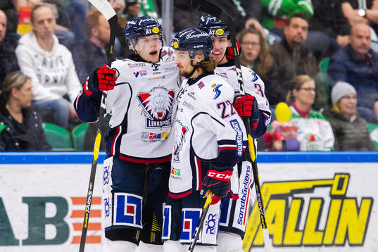 Linköpings Anton Karlsson jublar med lagkamrater