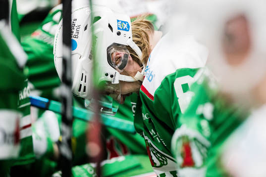 Rögles Linus Sandin grimaserar på bänken
