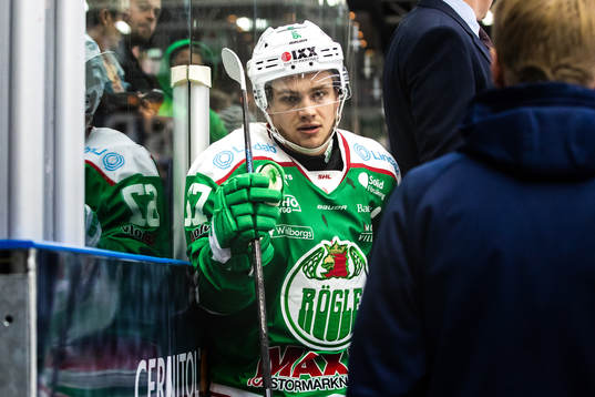 Rögles Leon Bristedt  lämnar isen