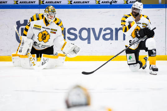Skellefteås målvakt Mantas Armalis och Edwin Hedberg