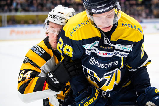 s Anton Bengtsson i kamp om pucken