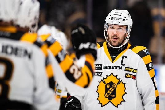 Skellefteås Jimmie Ericsson jublar med lagkamrater