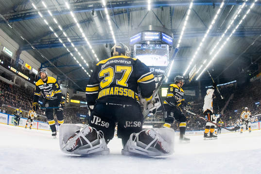 s Markus Lauridsen, målvakt Jonas Gunnarsson och Martin