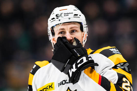 Skellefteås Patrik Norén tar sig mot ansiktet