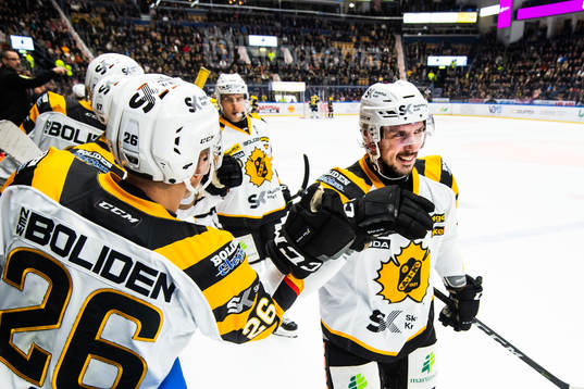 Skellefteås Fredrik Lindgren jublar med lagkamrater