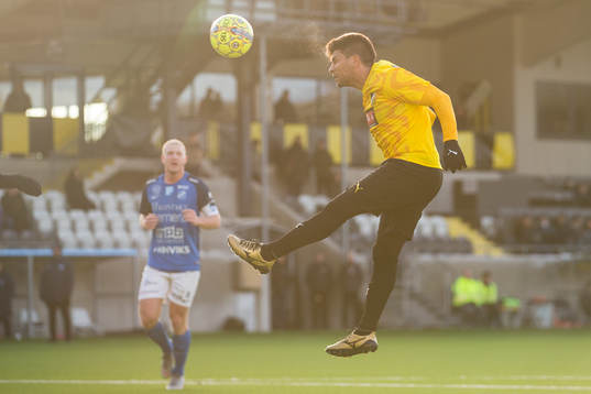 Häckens Paulinho med en nick mot mål