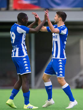 IFK Göteborgs Måns Saebbö jublar ihop med Adil Titi