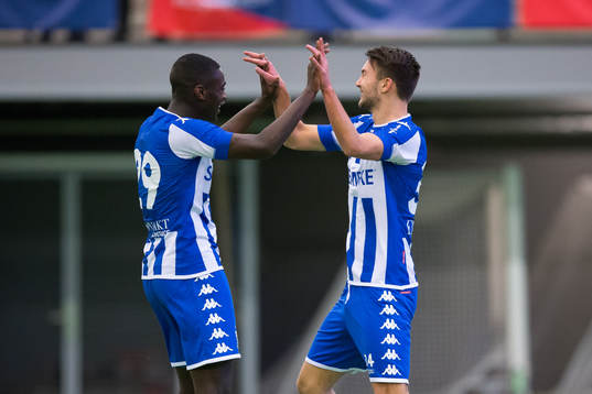 IFK Göteborgs Måns Saebbö jublar ihop med Adil Titi