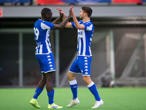IFK Göteborgs Måns Saebbö jublar ihop med Adil Titi