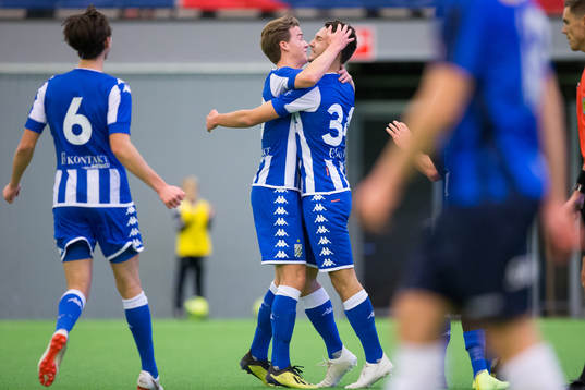IFK Göteborgs Måns Saebbö jublar ihop med August