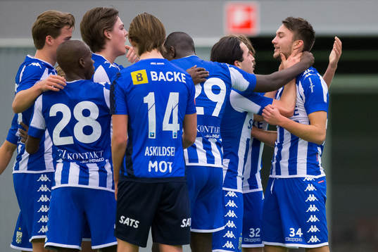IFK Göteborgs Måns Saebbö jublar ihop med lagkamrater