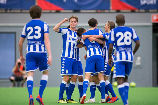 IFK Göteborgs Måns Saebbö jublar ihop med lagkamrater