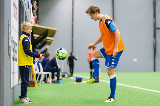 IFK Göteborgs August Erlingmark spelar boll med en