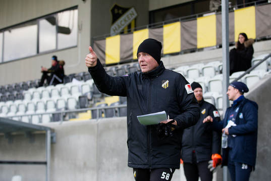Häckens assisterande tränare Teddy Olausson innan