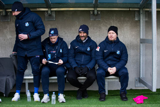Norrbys manager Mohammed Ali Khan i mitten på bänken