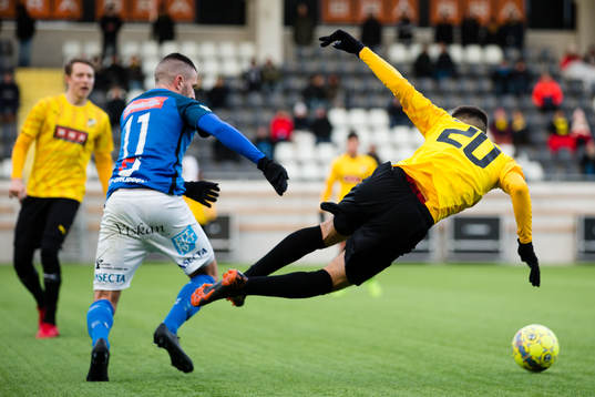 Norrbys Alen Krasnici tacklar Häckens Ali Youssef