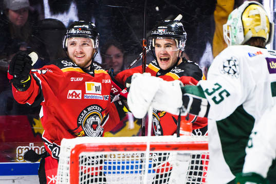 Luleås Robin Kovacs och Karl Fabricius jublar