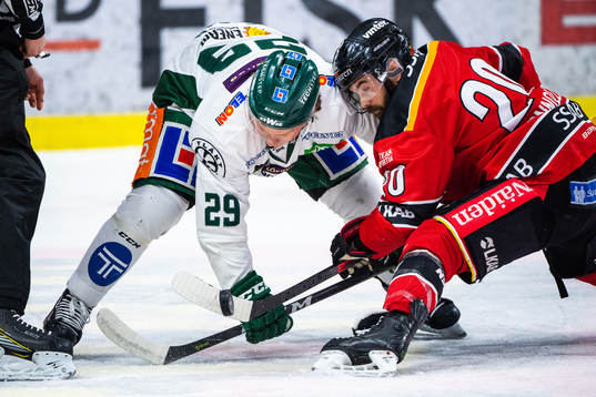 Färjestads Oskar Steen och Luleås Jack Connolly tekar