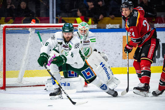 Färjestads Mikael Wikstrand och Luleås Johan Harju