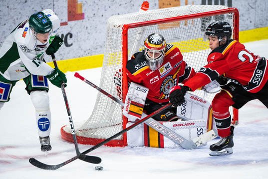Färjestads Daniel Viksten, Luleås målvakt Joel