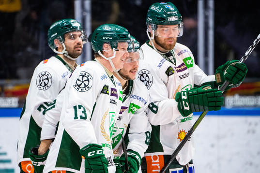 Färjestads Daniel Viksten och Theodor Lennström jublar