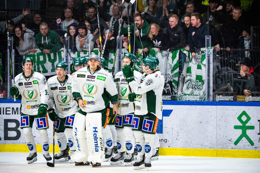 Färjestad jublar framför supportrar