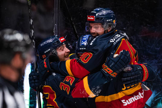 Djurgårdens Linus Hultström jublar med Jacob Josefson