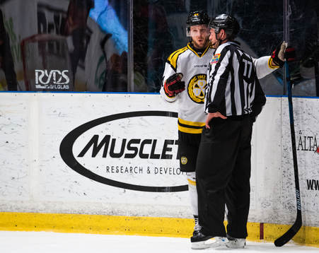 Brynäs Jacob Blomqvist  i samtal med en linjedomare