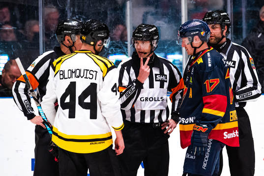 Brynäs Jacob Blomqvist och Djurgårdens Henrik Eriksson  i