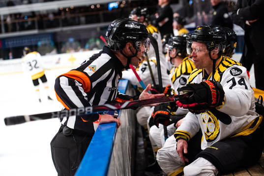 Domare Tobias Björk i samtal med Brynäs Nicklas Danielsson