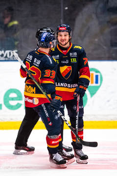 Djurgårdens Emil Bemström jublar med Linus Hultström