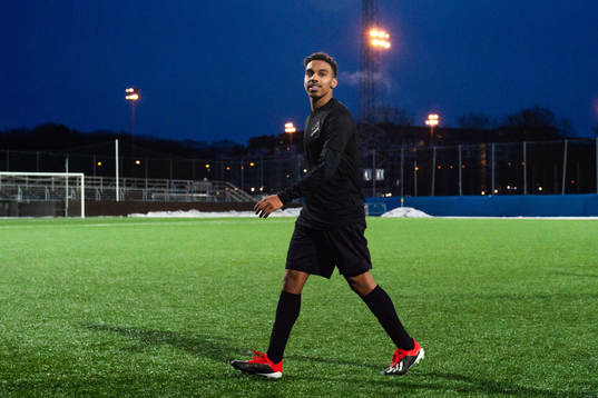 s Bilal Hussein jublar med lagkamrater