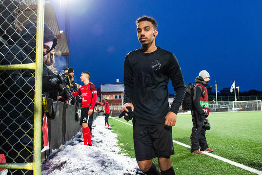 s Bilal Hussein jublar med lagkamrater