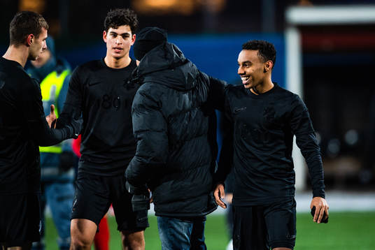s Bilal Hussein jublar med lagkamrater