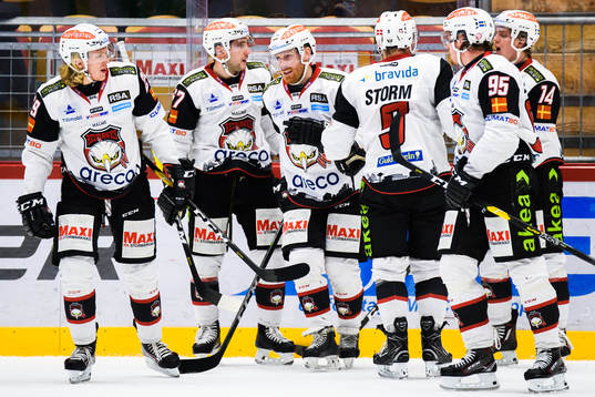 Malmö Redhawks Jens Olsson jublar med lagkamrater