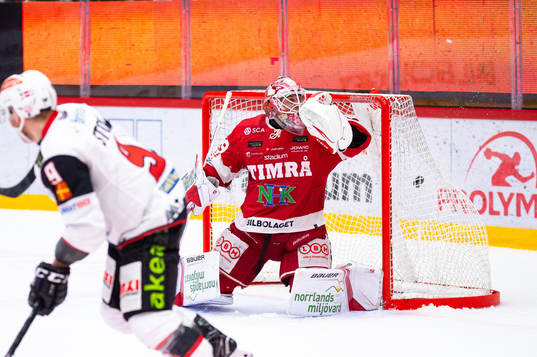 Timrås målvakt Niklas Svedberg släpper in 3-4 målet i