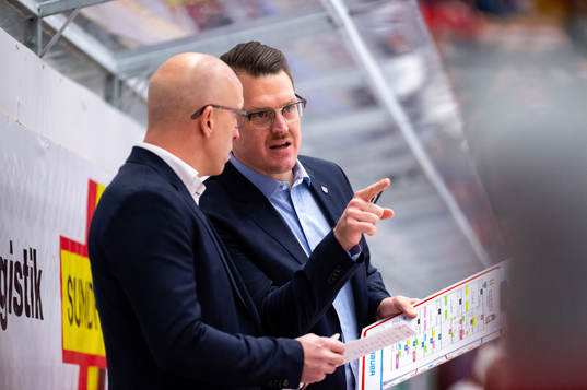Timrås assisterande tränare Johan Thelin och tränare