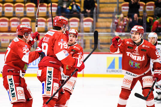 Timrås Ludvig Rensfeldt jublar med lagkamrater