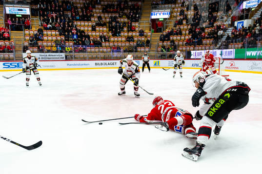 Timrås Jeremy Boyce och Malmö Redhawks Anton Mylläri