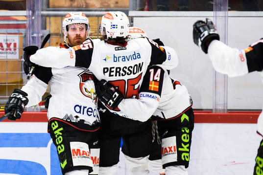 Malmö Redhawks Jens Olsson jublar med lagkamrater