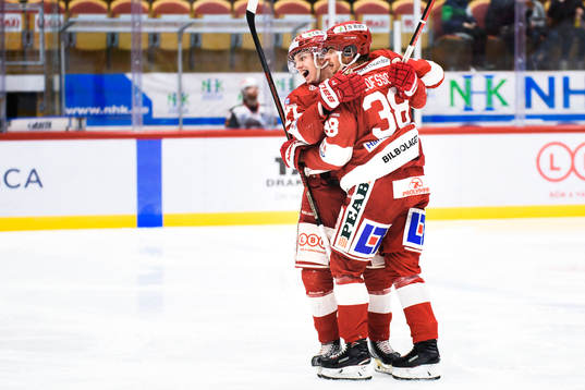 Timrås Jacob Olofsson jublar med lagkamrater