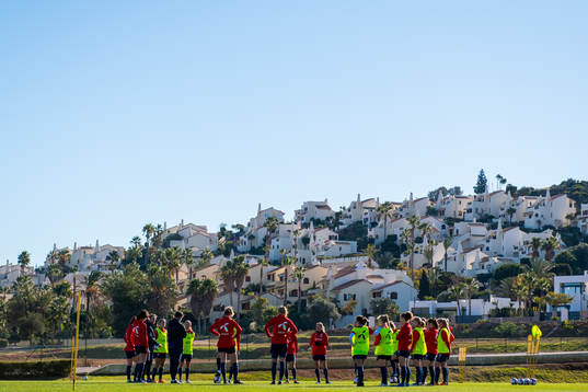The players of Norway gather in a circle